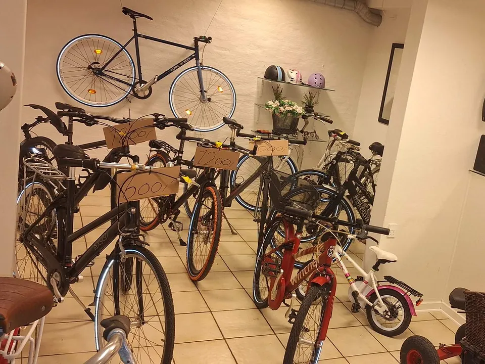 Brugte cykler med prisskilte inde i MT Bike i Ringe